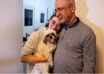 Cão de adolescente libertada pelo Hamas foi seu grande apoio no cativeiro